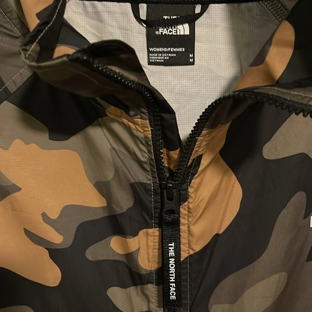 The North Face women’s camo zip up - Picture 3 of 3